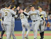 　ヤクルトに勝利し、ナインとタッチを交わす森下（撮影・西岡正）