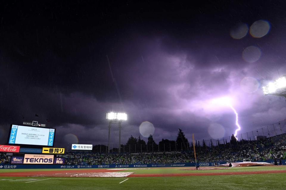 　雷鳴が響きわたり、中断となったヤクルト対阪神戦（撮影・田中太一）