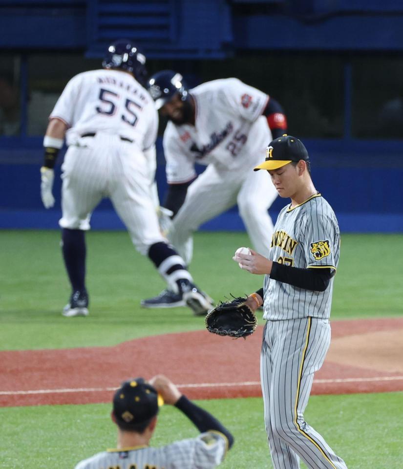 　１回、村上に先制２ランを浴びた及川（撮影・金田祐二）