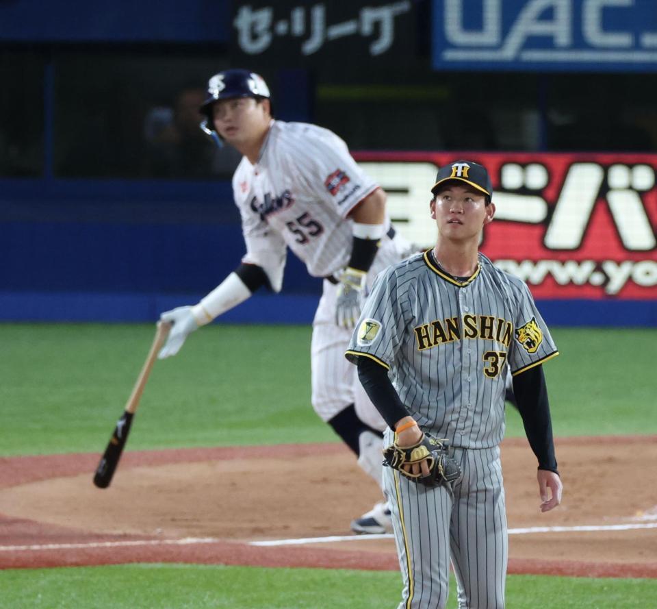 　１回、村上に先制２ランを浴びる及川（撮影・金田祐二）