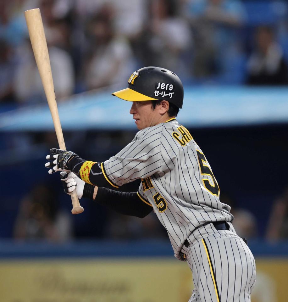 　１回、中前へ安打を放つ近本（撮影・田中太一）