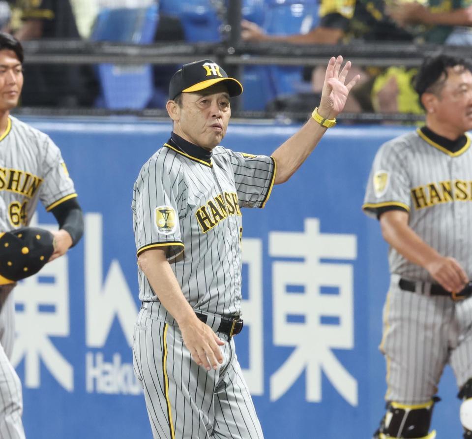 　ファンの声援に応える岡田監督（撮影・金田祐二）