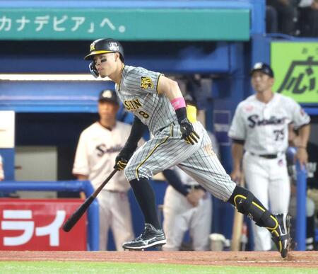 　５回、中前適時打を放つ佐藤輝（撮影・金田祐二）