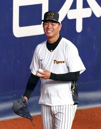 　練習中、笑顔を見せる高橋（撮影・山口登）