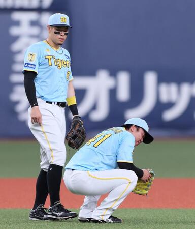 　３回、坂倉の適時内野安打で追加点を許して座り込む村上。左は佐藤輝（撮影・立川洋一郎）