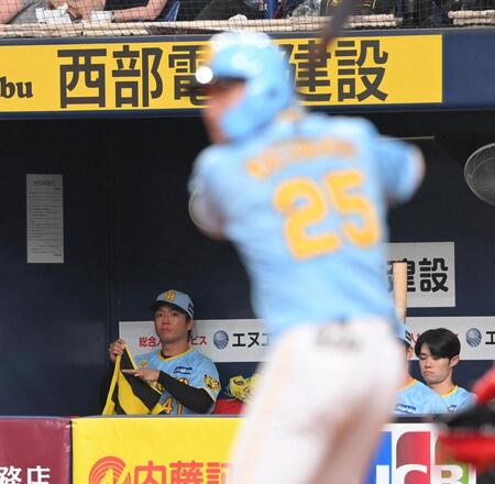 　５回、自身の代打・渡辺をベンチから見つめる村上（撮影・市尻達拡）