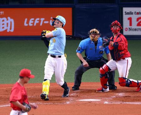 　４回、空振り三振に倒れる佐藤輝（撮影・山口登）