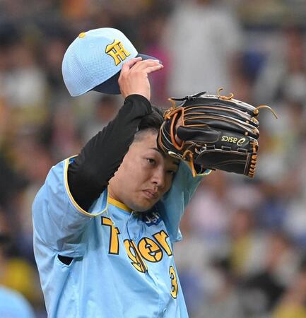 　８回、ピンチをつくり汗をぬぐう漆原（撮影・市尻達拡）