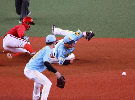 　８回、漆原からの送球が悪送球になり木浪は捕球できず（撮影・山口登）