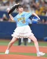 　始球式を行ったＮＭＢ４８・坂下真心（撮影・市尻達拡）