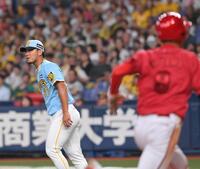 　７回、伊藤将は小園の左前タイムリーで二走・秋山の生還を許す（撮影・市尻達拡）