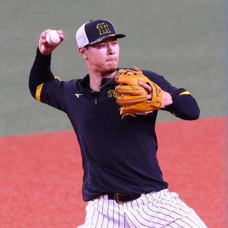 　ノックを受け、送球する佐藤輝（撮影・山口登）