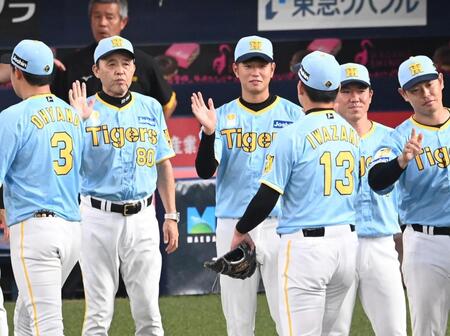 　勝利のハイタッチでナインを迎える高橋（中央右）と岡田監督（撮影・飯室逸平）