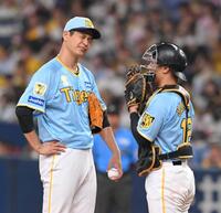 　７回、会沢を迎えた場面で坂本（右）と話をする大竹は一瞬顔をゆがめる＝１０日