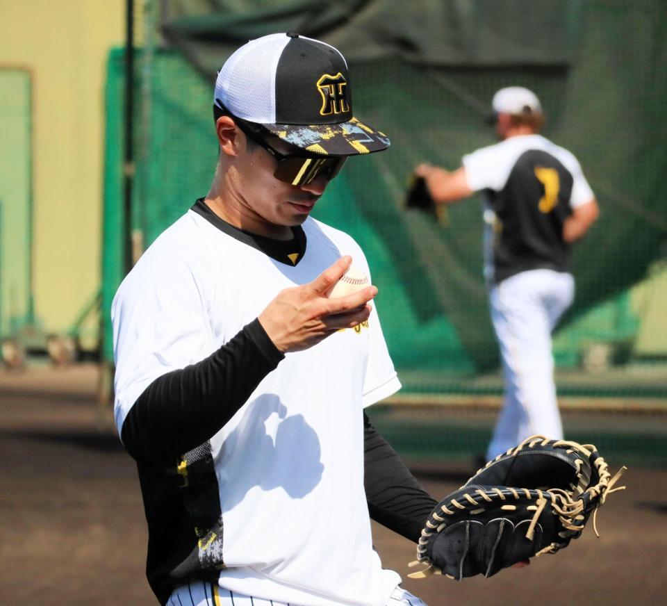 　鳴尾浜の残留練習でキャッチボールをする坂本