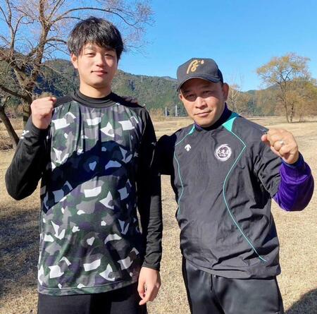 　恩師の下山秀樹さん（右）と高橋（下山さん提供）
