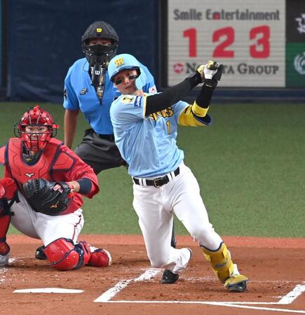 　１回、先制打を放つ森下（撮影・飯室逸平）