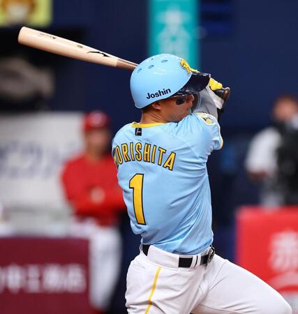 　１回、中前に先制適時打を放つ森下（撮影・山口登）