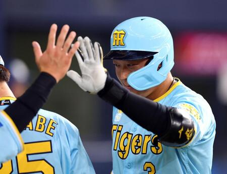 　８回、大山はソロを放つナインに迎えられる（撮影・山口登）