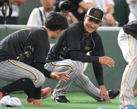 　１軍に合流し、森下と談笑する栄枝（撮影・伊藤笙子）