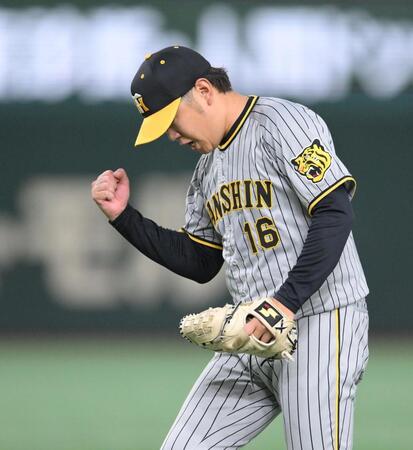 　７回、岸田を投ゴロに打ち取り、拳を握る西勇（撮影・伊藤笙子）