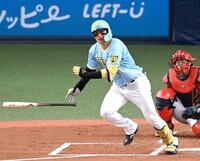 　１回、先制打を放つ森下（撮影・飯室逸平）