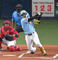 　１回、先制打を放つ森下（撮影・飯室逸平）