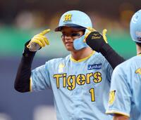 　１回、先制適時打を放ちベンチにポーズを送る森下（撮影・山口登）