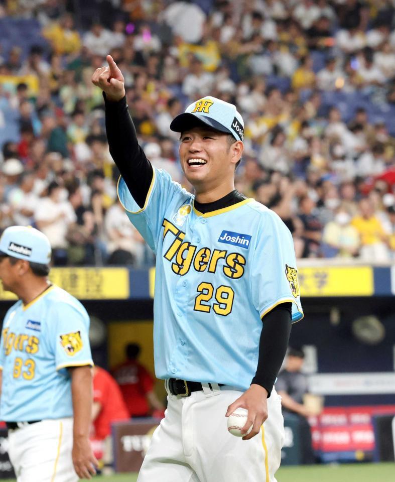 　ウイニングボールを手に笑顔でスタンドを指さす高橋（撮影・山口登）