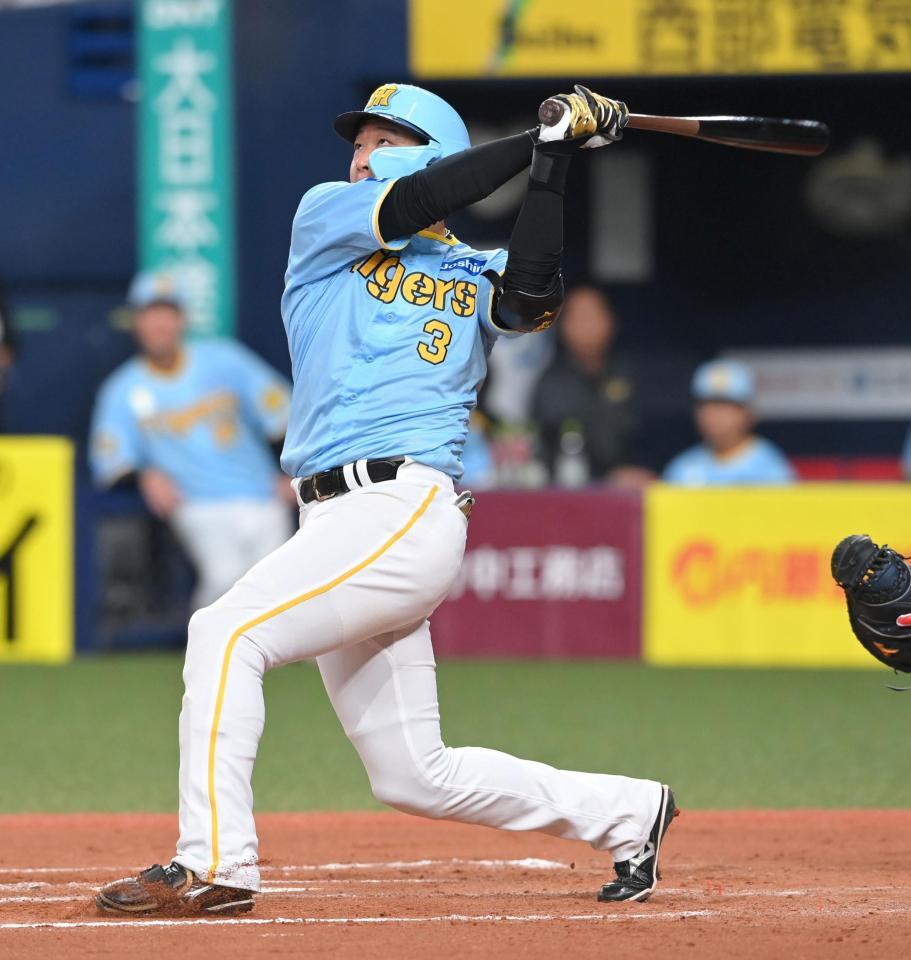 　８回、左越えソロを放った大山（撮影・市尻達拡）