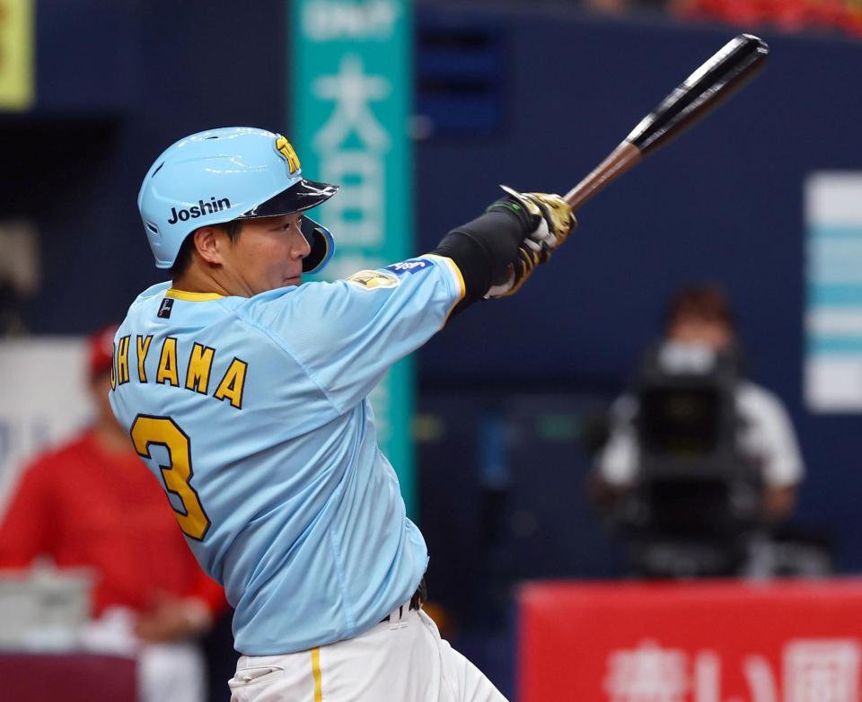 　１回、左越えに適時二塁打を放つ大山（撮影・山口登）