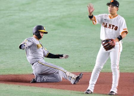 　８回、二塁打を放つ代打・島田（撮影・金田祐二）