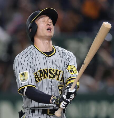 　８回、空振り三振に倒れ、悔しがる近本（撮影・田中太一）