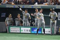 　７回、渡辺の勝ち越し３点二塁打に盛り上がる阪神ベンチ（撮影・金田祐二）