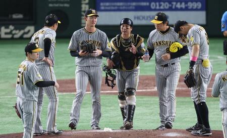 　４回、ピンチにマウンドに集まる及川ら阪神ナイン（撮影・金田祐二）