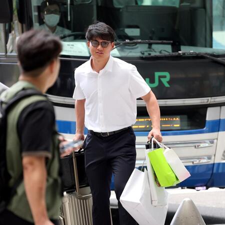 　新幹線の乗り口へ向かう森下（撮影・田中太一）