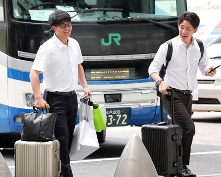 　富田（右）と談笑しながら改札口へ向かう森下（撮影・田中太一）