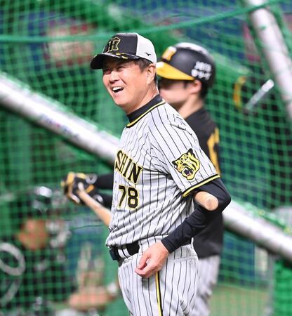 　笑顔の平田ヘッドコーチ（撮影・飯室逸平）