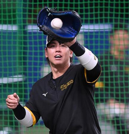 　守備練習する梅野（撮影・飯室逸平）