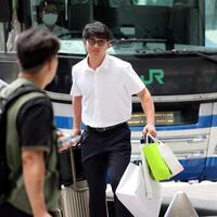 　新幹線の乗り口へ向かう森下（撮影・田中太一）