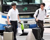 　富田（右）と談笑しながら改札口へ向かう森下（撮影・田中太一）