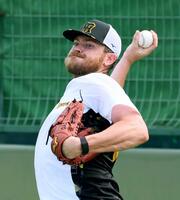 　先発へ向け、キャッチボールで調整するビーズリー（撮影・立川洋一郎）