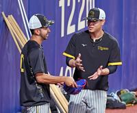 　ゲラ（左）と話をする佐藤輝（撮影・立川洋一郎）