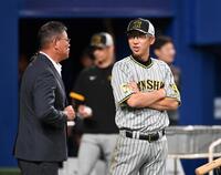 　福留孝介氏（左）と話す今岡コーチ（撮影・飯室逸平）