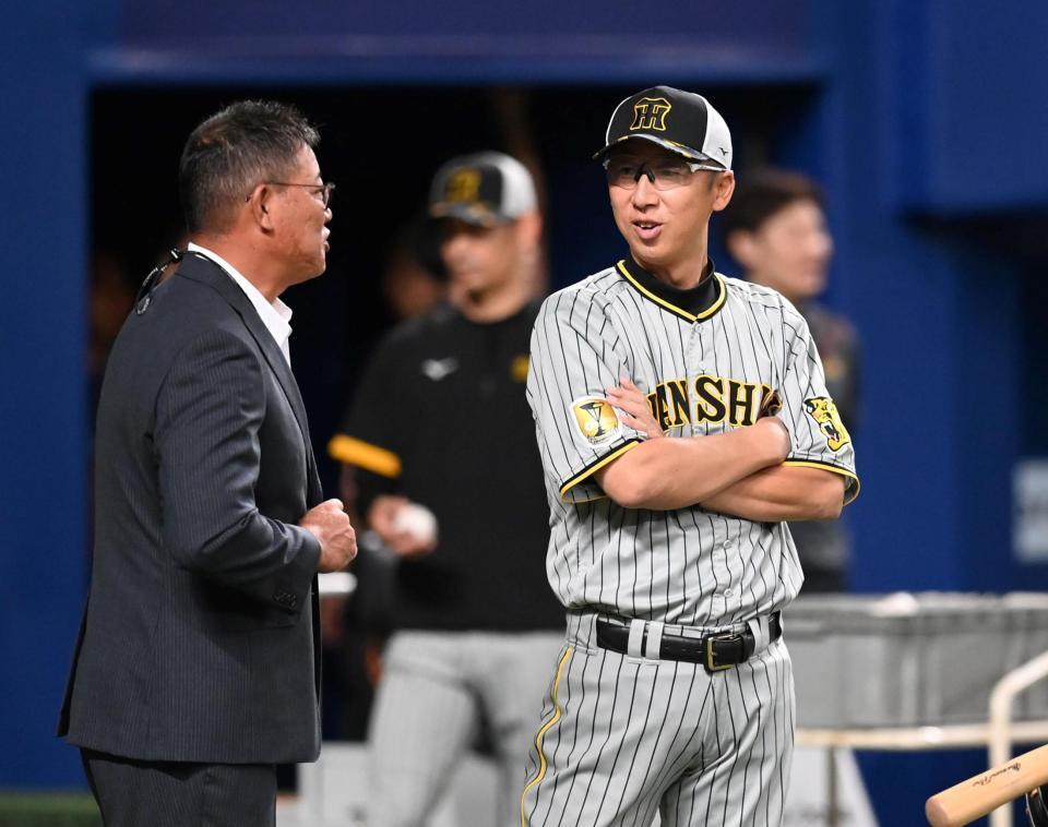 　福留孝介氏（左）と話す今岡コーチ（撮影・飯室逸平）