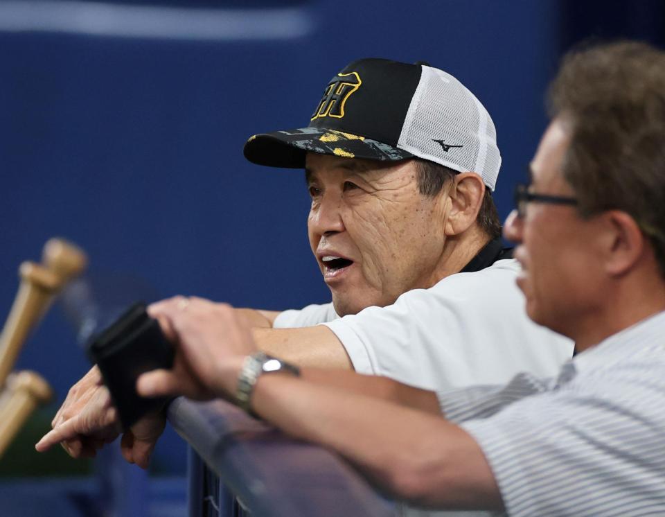 　ベンチから練習を見る岡田監督（撮影・田中太一）