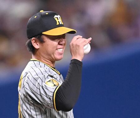 　１回、マウンドで顔をしかめる村上（撮影・飯室逸平）