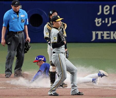 　９回、福永の２点適時内野安打で同点に追いつかれる岩崎（撮影・立川洋一郎）