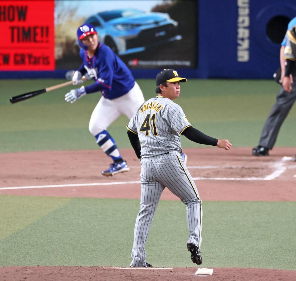 　１回、高橋周に２点適時打を打たれ逆転を許す村上（撮影・立川洋一郎）