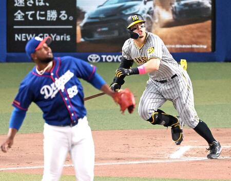 　６回、左前へ適時打を放つ佐藤輝（撮影・立川洋一郎）